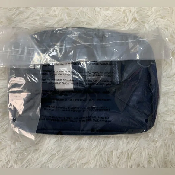 🔥1 Day Sale🔥NWT Lululemon Athletica Everywhere belt bag, (Large) 2L, True Navy - Picture 14 of 16
